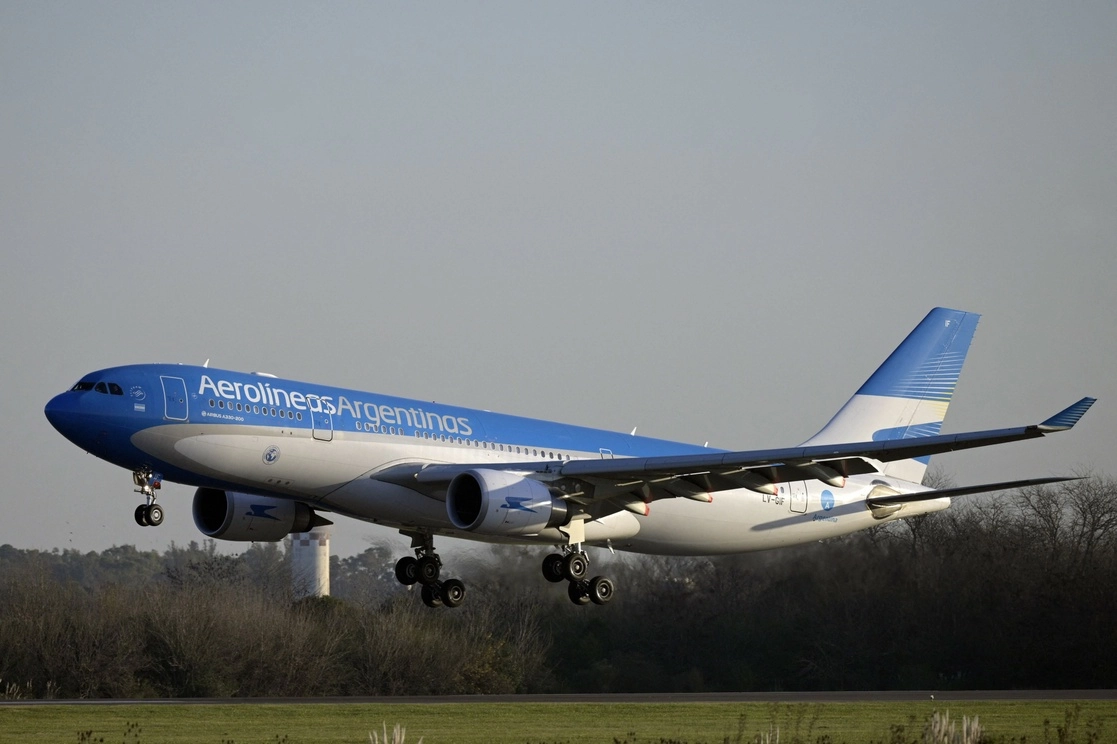 Un avión de Aerolíneas Argentinas en el aeropuerto internacional de Ezeiza en la provincia de Buenos Aires, Argentina. Foto Afp