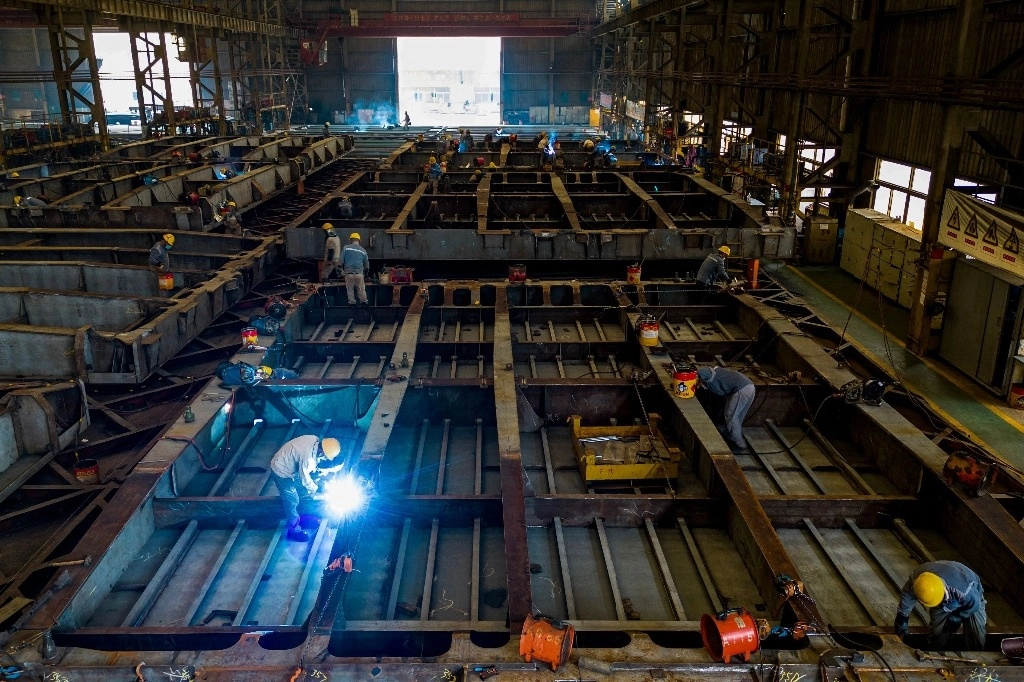 Esta foto tomada el 20 de mayo de 2024 muestra a los empleados trabajando en una fábrica que produce accesorios para barcos para exportación en Nantong, en la provincia de Jiangsu, en el este de China. Foto Afp