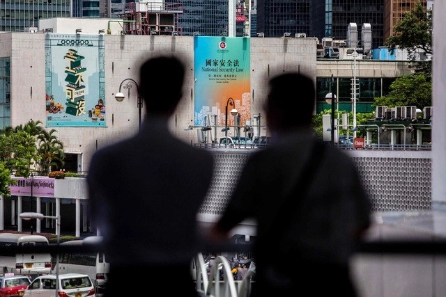 Una publicidad gubernamental promueve la ley de seguridad planeada por China en un edificio de Hong Kong. Foto Afp 
