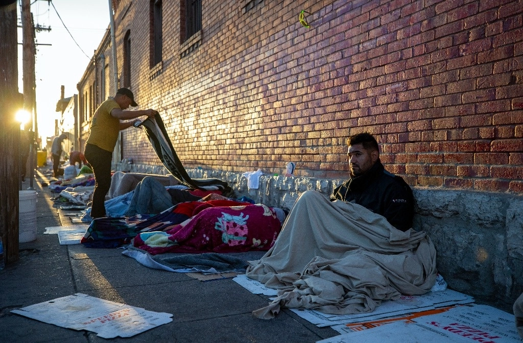 Migrantes duermen fuera de la iglesia del Sagrado Corazón en El Paso, Texas, EU. Foto Ap / Archivo