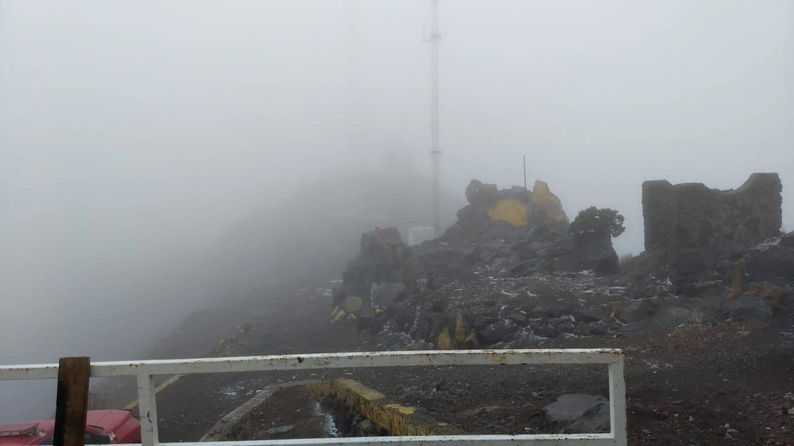 Aspecto de la cima del volcán Nevado de Colima en la mañana de este domingo. Foto cortesía UEPCBJ