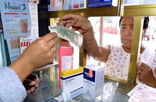 La Coprisjal envió avisos a las farmacias de Jalisco para que restringa la venta de azitromicina e hidroxicloroquina. Foto Francisco Olvera/Archivo
