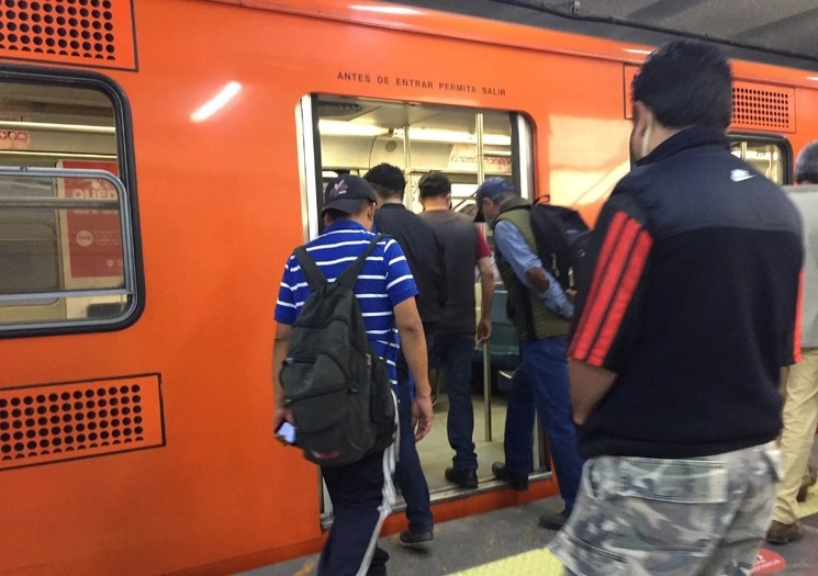 Usuarios del Metro CDMX este 04 de junio de 2020. Foto Guillermo Sologuren