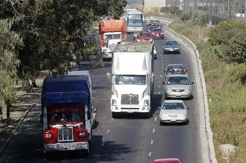 La restricción incluye al servicio de autotransporte federal y transporte privado de carga especializada de objetos indivisibles de gran peso y/o volumen y grúas industriales que transiten por caminos y puentes de jurisdicción federal. La imagen, de archivo. Foto 