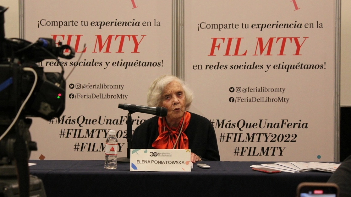 La escritora Elena Poniatowska compartió anécdotas durante su encuentro con periodistas en la FIL Monterrey. Foto tomada de www.feriadellibromonterrey.mx