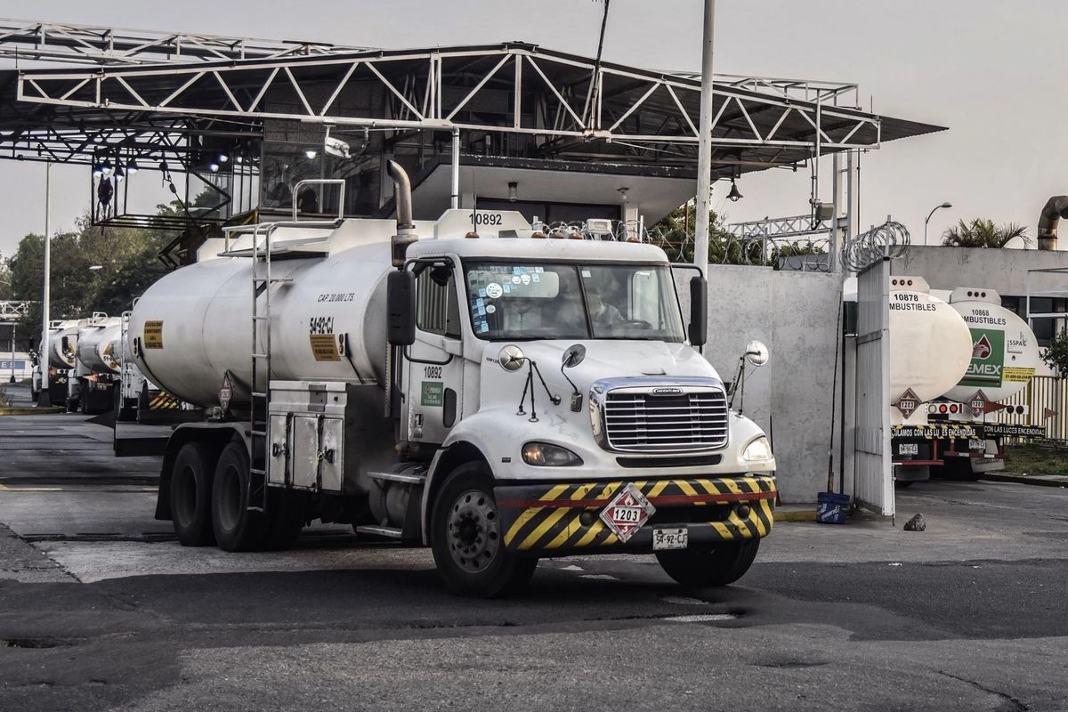 Pipas en la Terminal de Abastecimiento y Despacho (TAD) de Pemex ubicada en Eje 3 Sur Añil de la colonia Granjas México. Foto 