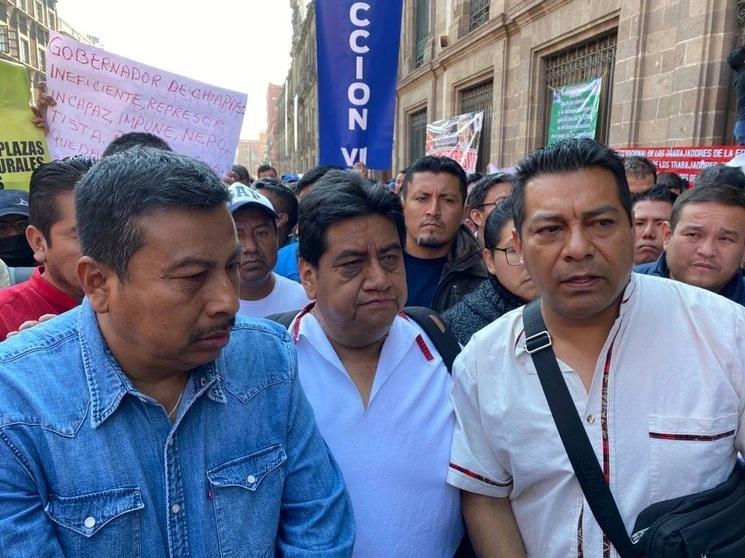 Gamaliel Guzmán (derecha), de la sección 18 de Michoacán, anunció que López Obrador prometió que este mes saldarán pagos atrasados a maestros. Foto Laura Poy / Archivo