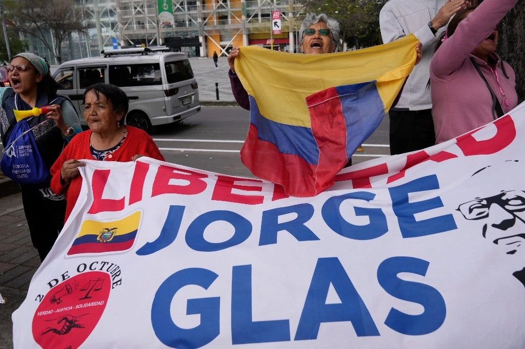 Simpatizantes de Jorge Glas protestan en las inmediaciones del tribunal donde se decidió mantener al ex vicepresidente en la prisión de La Roca, en Guayaquil, pese a que se reconoció que se vulneró su derecho a la libertad personal. Foto Ap