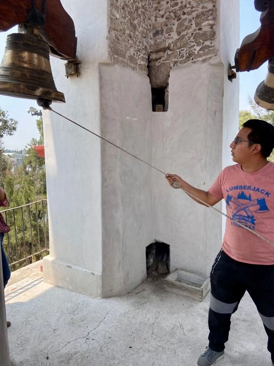 En punto de las 13:00 horas de este día, las iglesias que conforman la diócesis de Ecatepec repicaron las campanas al mismo tiempo en señal de luto por la muerte del Papa Francisco