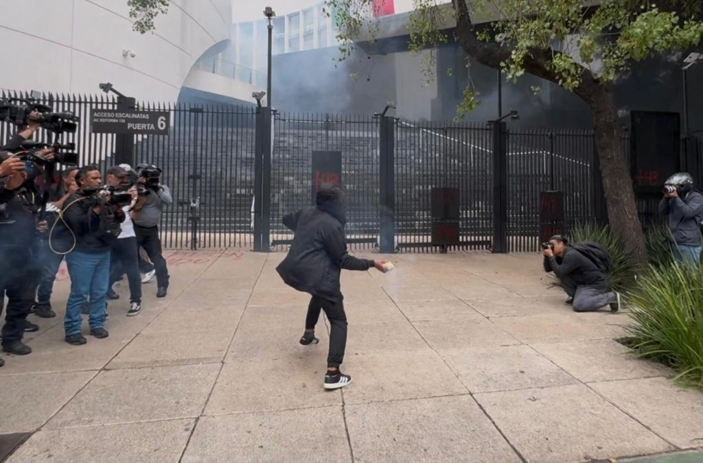 Normalista lanza cohetón al interior del Senado de la República. Foto Alfredo Domínguez