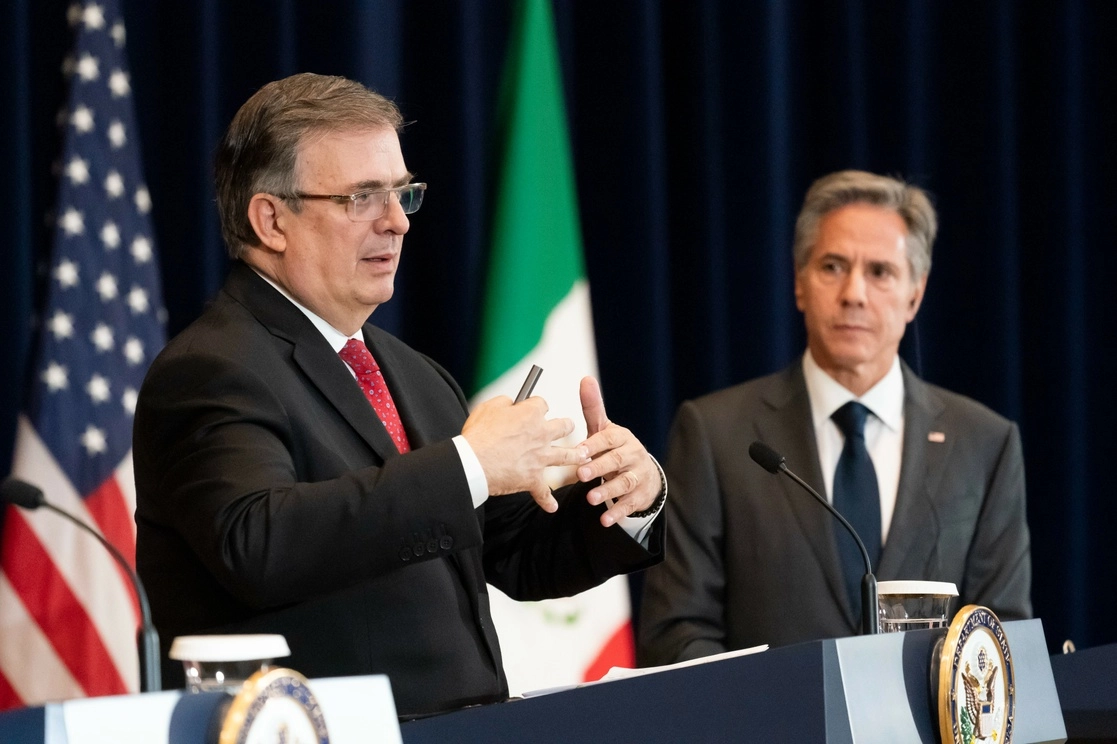 El canciller Marcelo Ebrard responde una pregunta durante una conferencia de prensa conjunta con el Secretario de Estado de EU, Antony Blinken, en Washington, el 13 de octubre de 2022. Foto Ap
