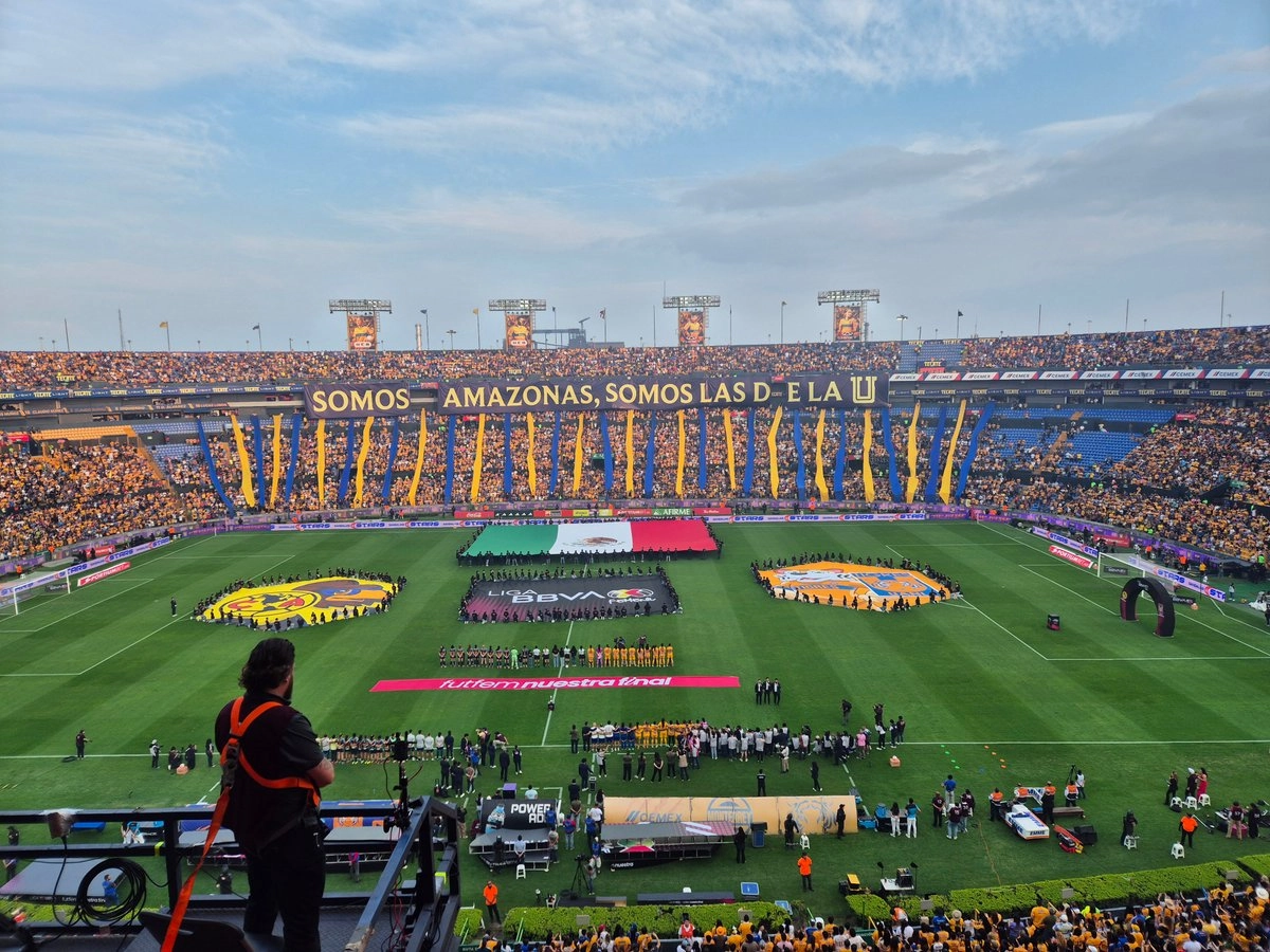  "La U, la U, la U", gritando varios aficionados emocionados al recibir en caravana en el estadio al camión que transporta a las Amazonas. 