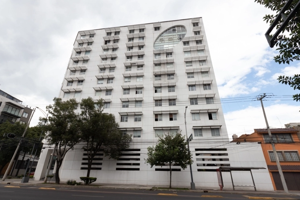 Edificio con construcción irregular ubicado en Jose María Rico 308, colonia Acacias en la alcaldia Benito Juarez. Foto Pablo Ramos /Archivo