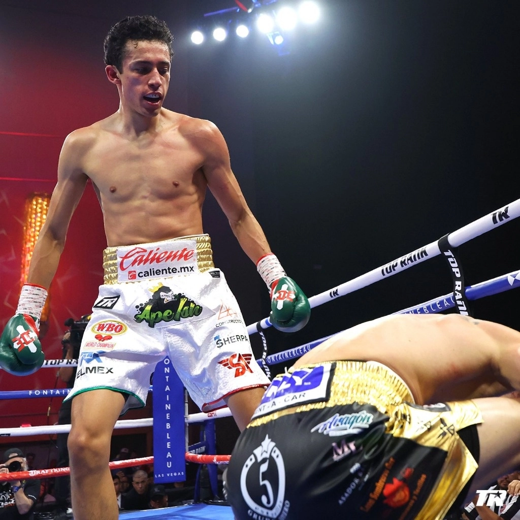 El duelo fue sencillo para Divino Espinoza. Sólo le bastó una lluvia de ganchos a la zona hepática para desequilibrar a su rival y mandarlo a la lona en tres ocasiones. Foto tomada de X @trboxeo.