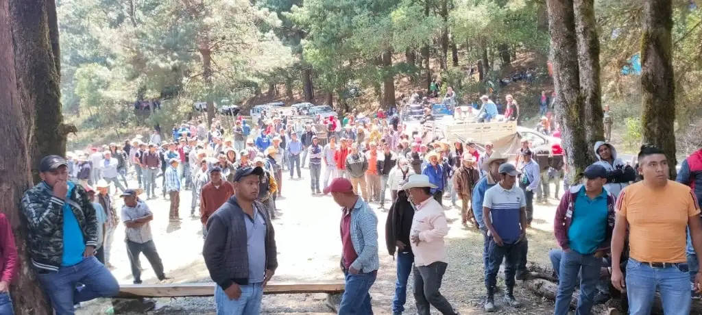 Alrededor de dos mil pobladores exigen el cumplimiento de sus demandas. Foto Sergio Ocampo