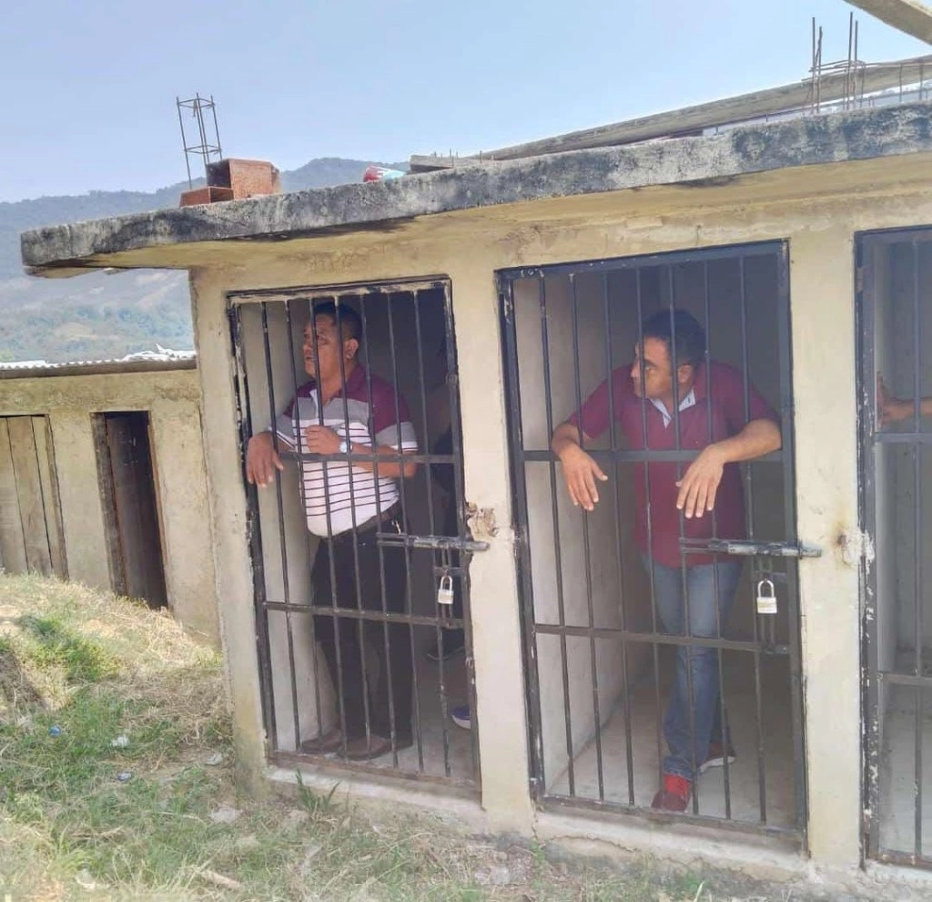 El alcalde interino de Ocosingo, Alonso Pérez Sánchez, su chofer y cinco policías fueron retenidos por comuneros de la región. Foto La Jornada