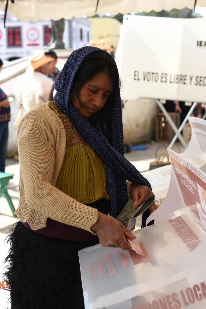 En una casilla electoral de San Juan Chamula, Chiapas, este 2 de junio. Foto Isabel Mateos / Cuartoscuro / La Jornada