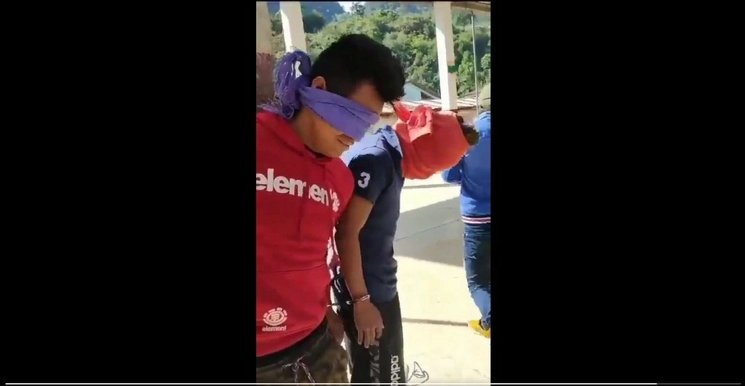 Los pobladores difundieron un video donde los jóvenes se ven amarrados y piden ayuda.