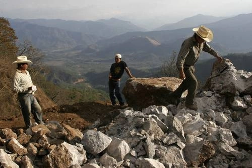 Pobladores del ejido Galicia, ubicado a 50 kilómetros del municipio de Chicomuselo, Chiapas, muestran el mineral explotado por la empresa Blackfire de origen canadiense. Foto Moysés Zúñiga Santiago / Archivo