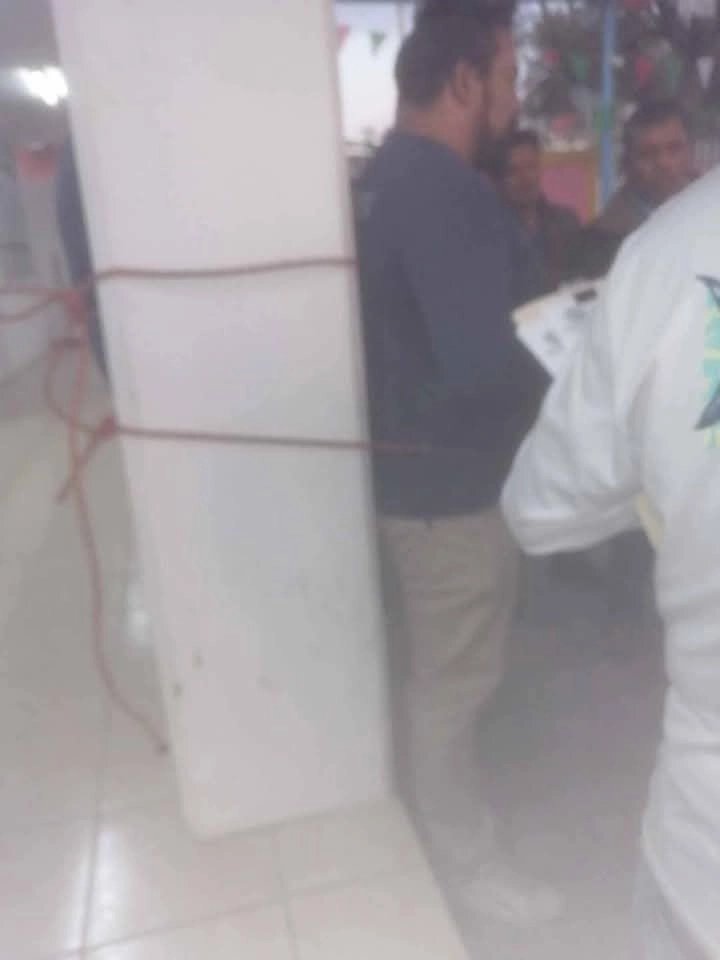 Juan Anzures fue retenido casi toda la noche atado a un pilar de la ayudantía municipal de Ocoxaltepec . Foto La Jornada