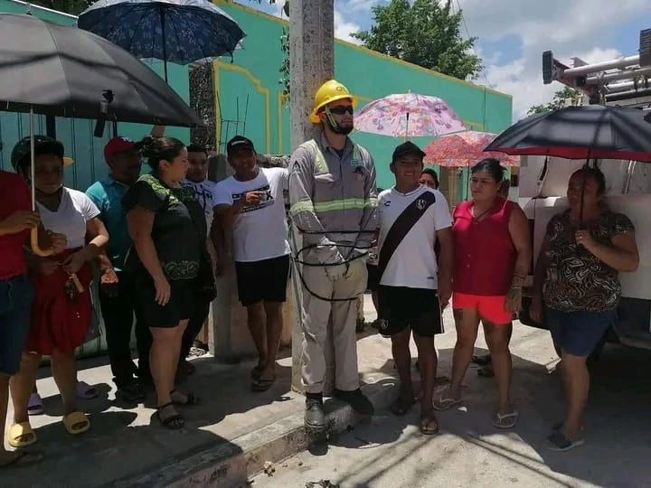 Uno de los dos empleados de la CFE retenidos por vecinos del barrio de Santa Lucía, fue amarrado a un poste de paraestatal. Foto Luis Boffil