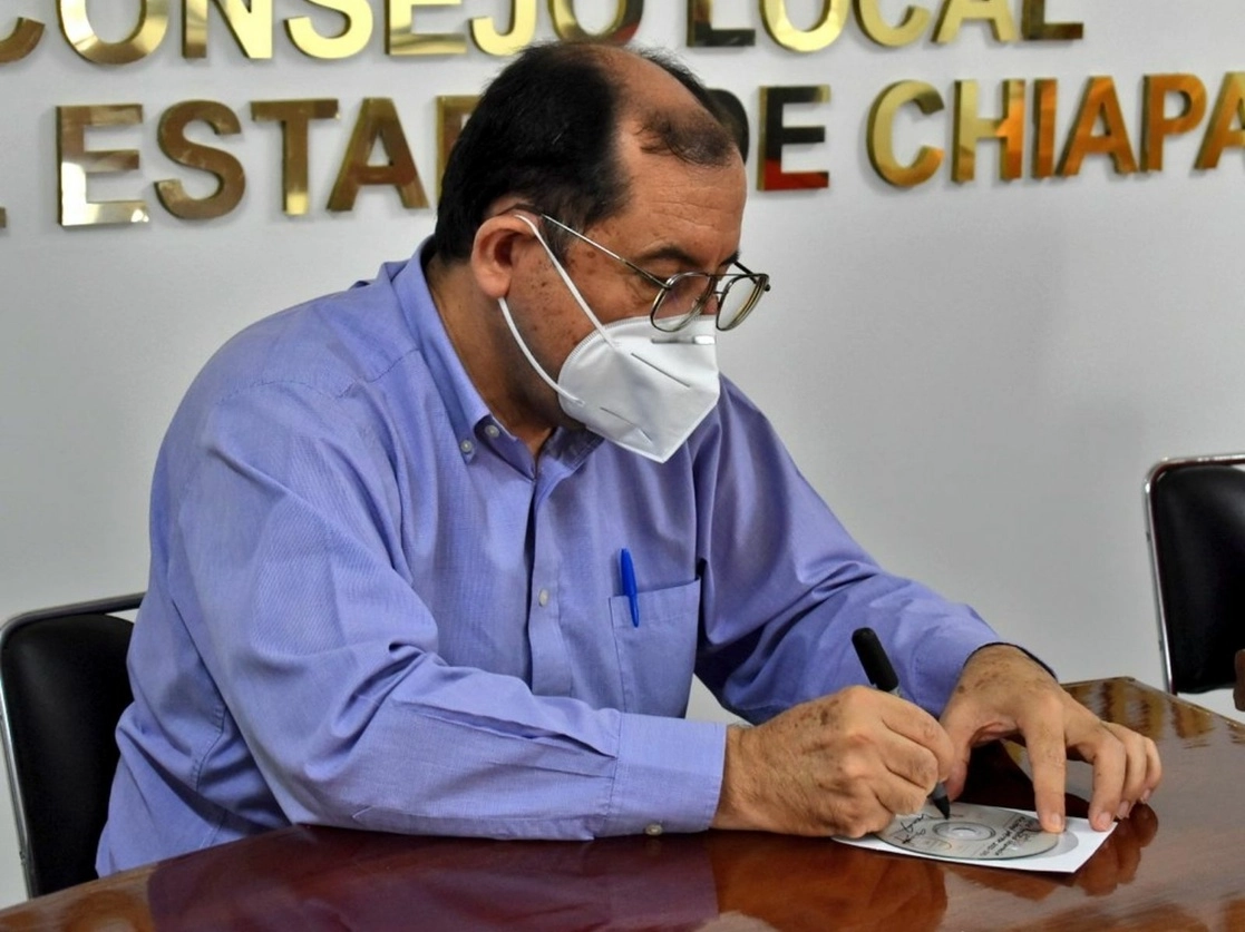 El vocal ejecutivo del Instituto Nacional Electoral en Chiapas, Arturo de León Loredo, informó que tres empleados permanecen retenidos por habitantes de Honduras de la Sierra quienes pretenden expresar su inconformidad por la creación de ese municipio en 2018. Foto tomada del Twitter de @INE_Chiapas / Archivo