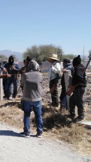 Se les requirió la entrega de sus armas, debido a que no había la certeza de que contaran con los permisos correspondientes. Foto La Jornada