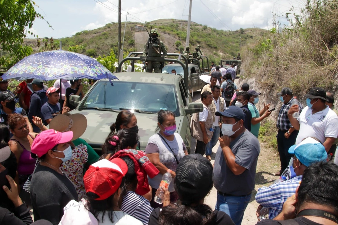 Elementos del Ejército Mexicano permanecen retenidos por habitantes del poblado de Petaquillas, municipio de Chilpancingo, en un contexto de violencia en las últimas horas. Foto La Jornada