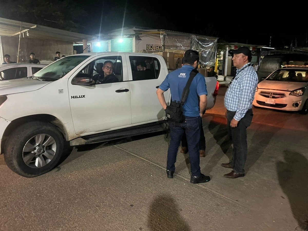 Pobladores de Oteapan, Veracruz, bloquearon el paso y retuvieron a elementos policiacos para evitar el decomiso de pirotecnia en la zona. Foto 