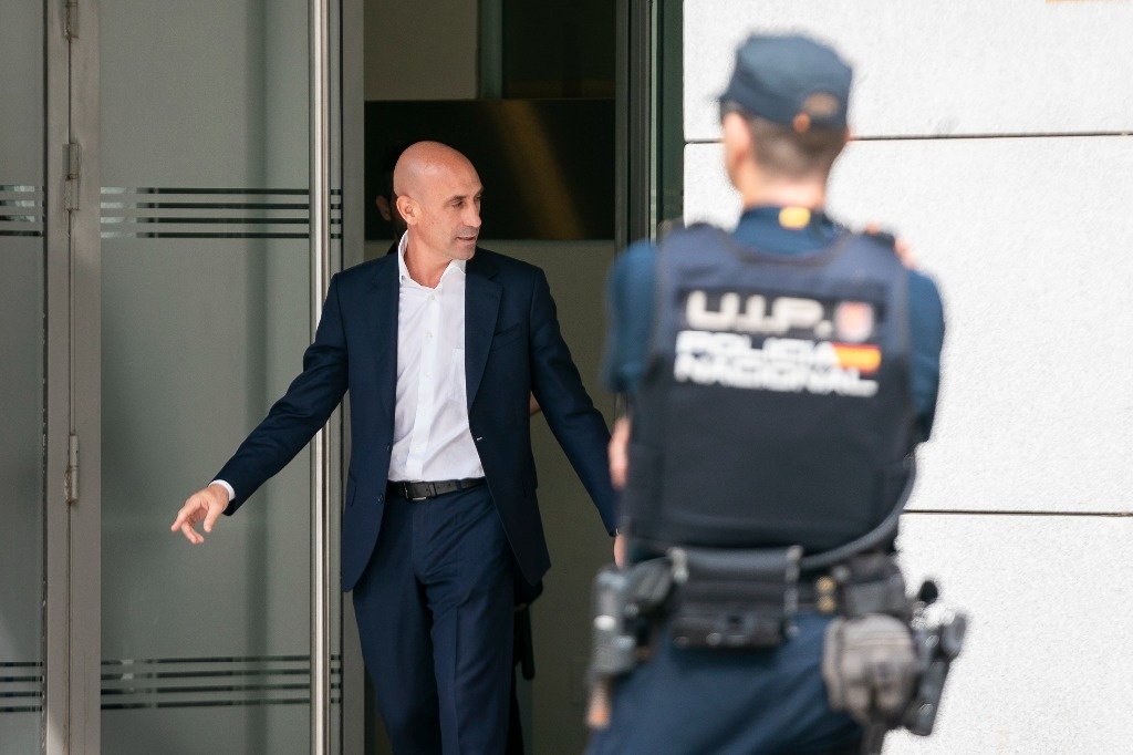 Luis Rubiales is briefly detained upon his return to Spain