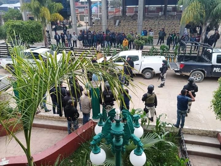 Cuando realizaban recorridos de seguridad, agentes de la fiscalía de Oaxaca, policías estatales, agentes del Ministerio Público, peritos y elementos de la Guardia Nacional fueron retenidos el lunes por habitantes de Río Santiago, agencia municipal de Santiago Textitlán. Foto 'La Jornada'