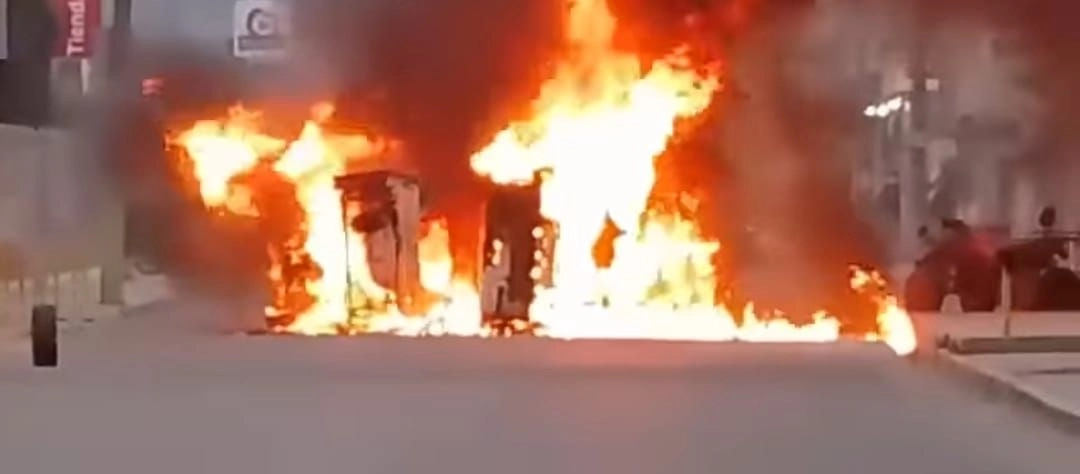 Pobladores prendieron fuego a las unidades policíacas. Foto 