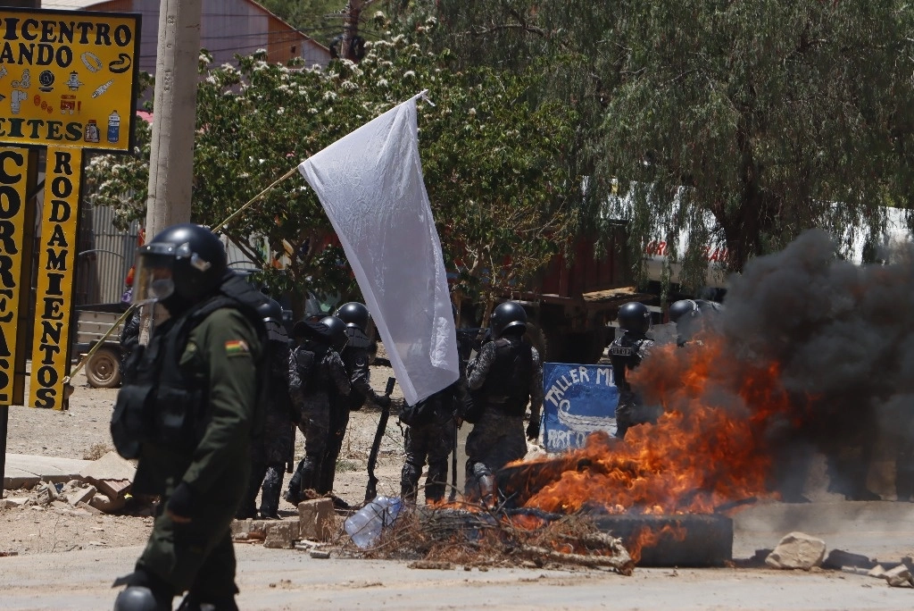 Policías intentan desbloquear una carretera obstruida por simpatizantes del expresidente boliviano, Evo Morales, en una localidad rural en Cochabamba, Bolivia, el 1 de noviembre de 2024. Foto Xinhua