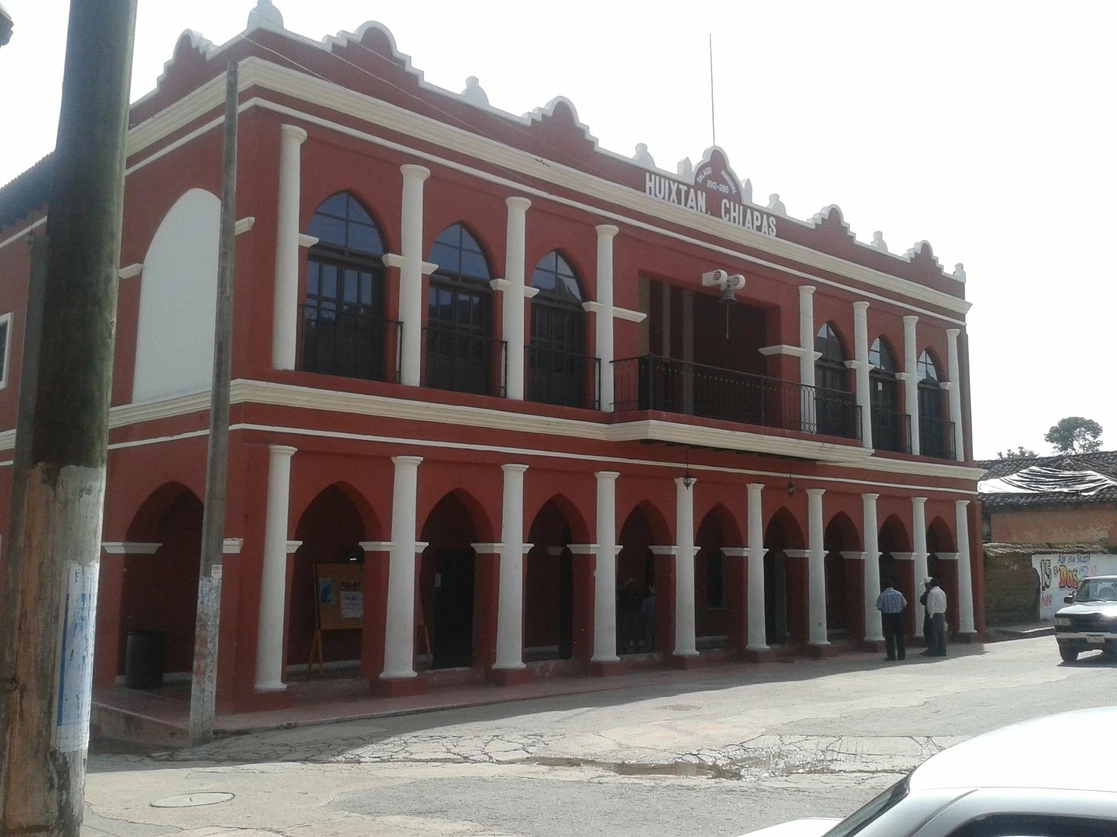 Habitantes de Huixtán, Chiapas, golpearon y colgaron de los brazos a los presuntos ladrones. Foto Tomada de https://www.facebook.com/profile.php?id=100006961279392 / Archivo