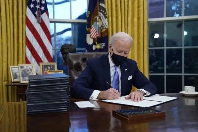 En un decreto firmado el miércoles en su primer día en el cargo, Joe Biden disolvió la Comisión 1776 formada por el gobierno anterior, que pretendía fomentar la “educación patriótica” en las escuelas. Foto Ap 