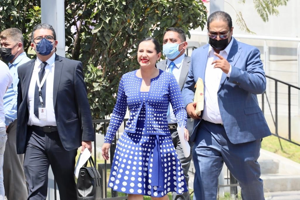La alcaldesa de Cuauhtémoc, Sandra Cuevas, a su salida de los juzgados del Tribunal de Justicia de la Ciudad de México, tras declarar por la denuncia en su contra por el delito de privación de la libertad, abuso de autoridad y robo, el 14 de marzo del 2022. Foto Roberto Garcia Ortiz 