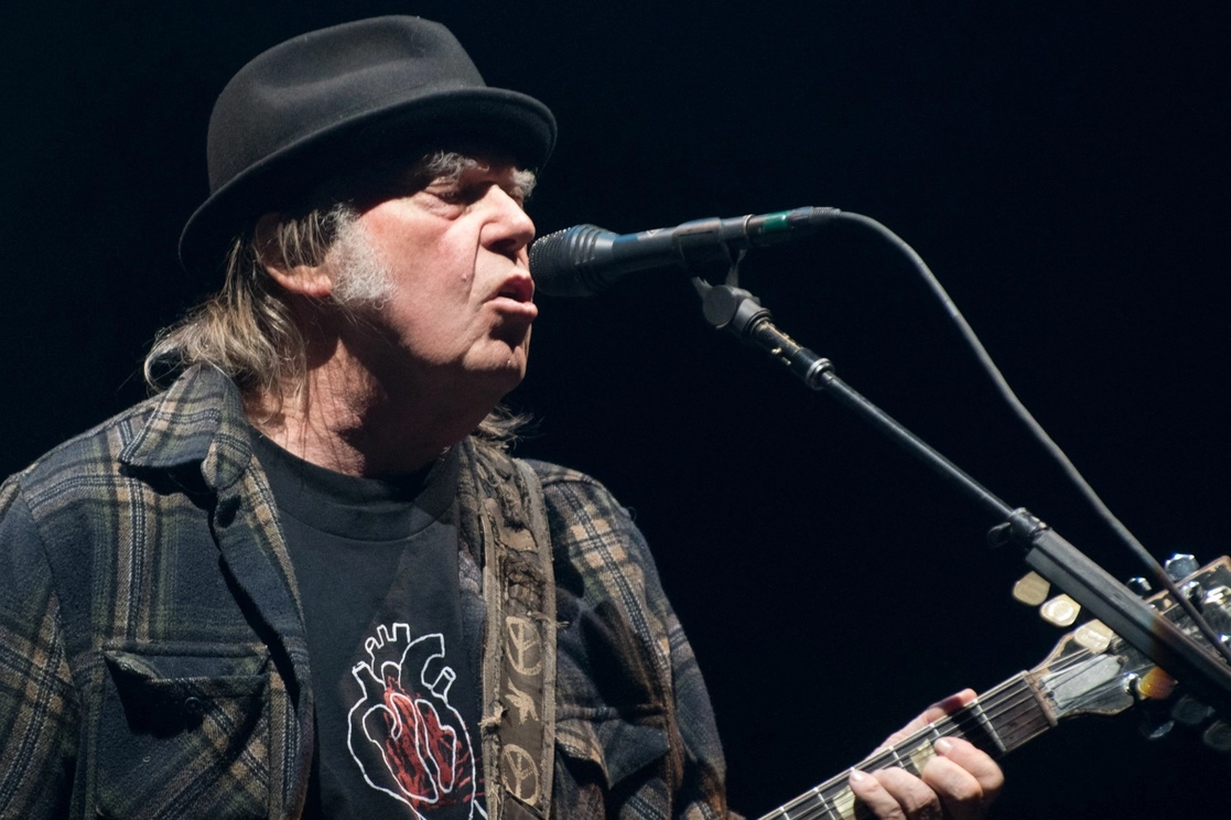 Neil Young, de 76 años, dijo que Spotify representaba el 60 por ciento del streaming de su música a oyentes de todo el mundo. En la imagen,el cantante durante su participación en el Festival d'Ete, en la ciudad de Quebec, Canadá, el 7 de julio de 2018. Foto Afp