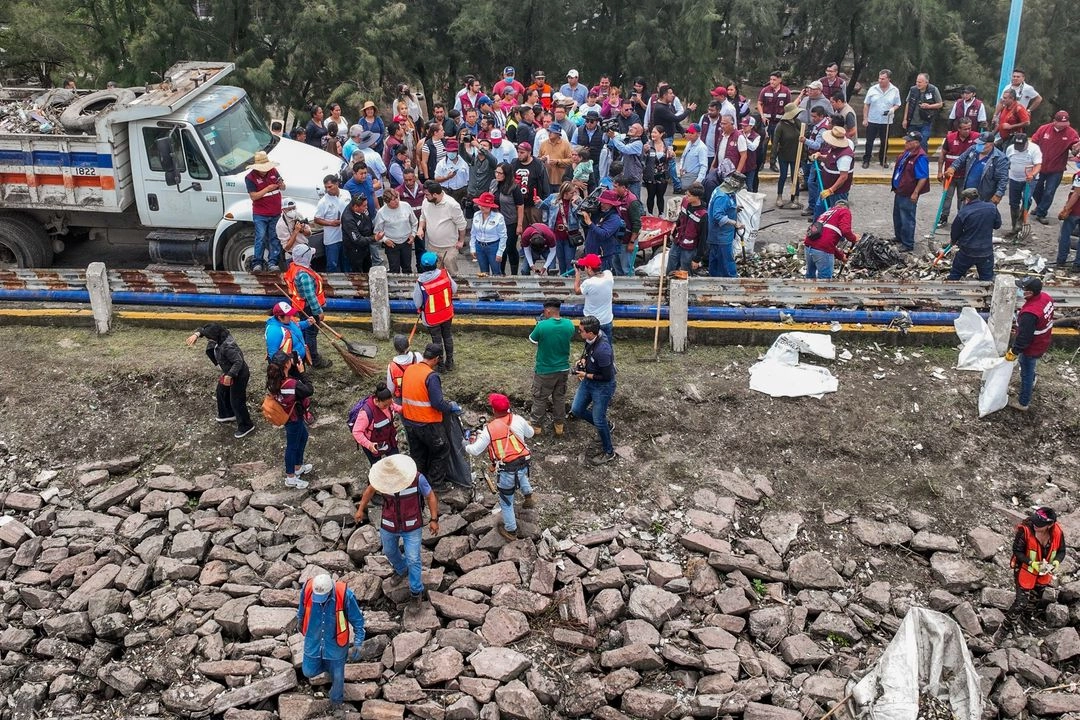 Como parte de la campaña "Limpiemos nuestro estado de México", trabajadores del gobierno y vecinos de Naucalpan, retiraron 10 toneladas de basura de la presa Los Cuartos. Foto