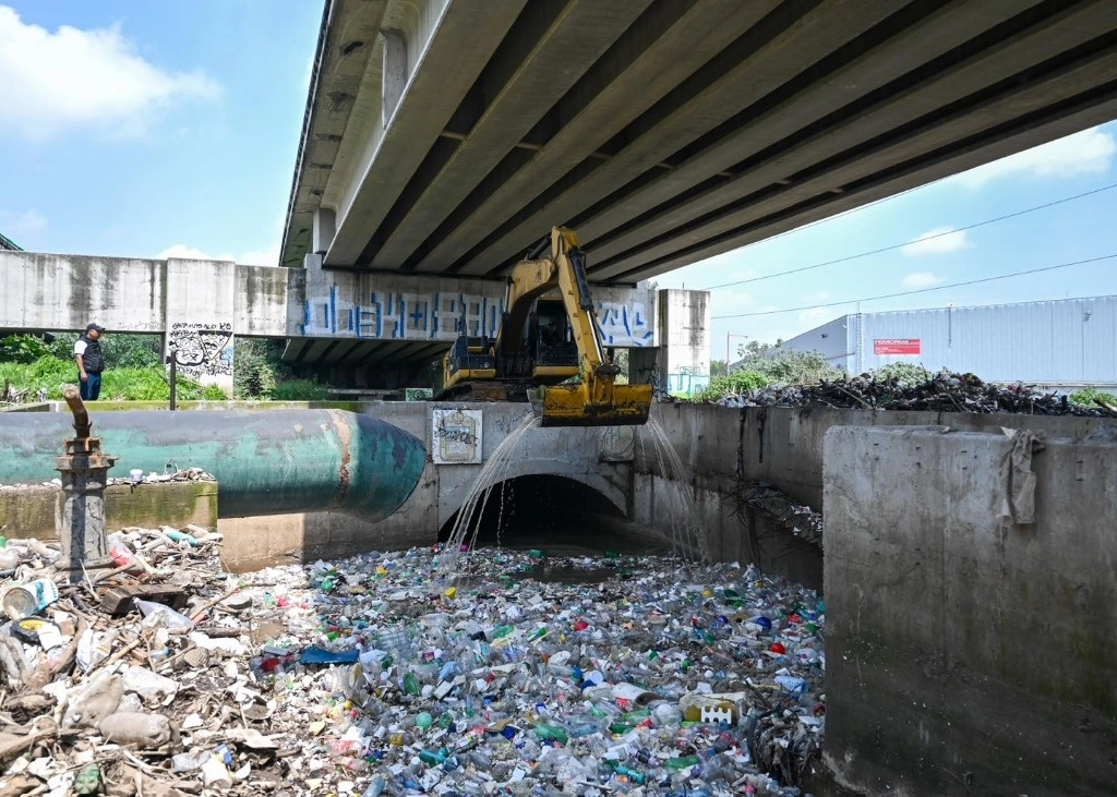 Más de 300 toneladas de basura se acumularon de enero a la fecha en la línea de drenaje cajón de Ferrovalle en Tlalnepantla. Foto Facebook Regidora Nadya Cruz 