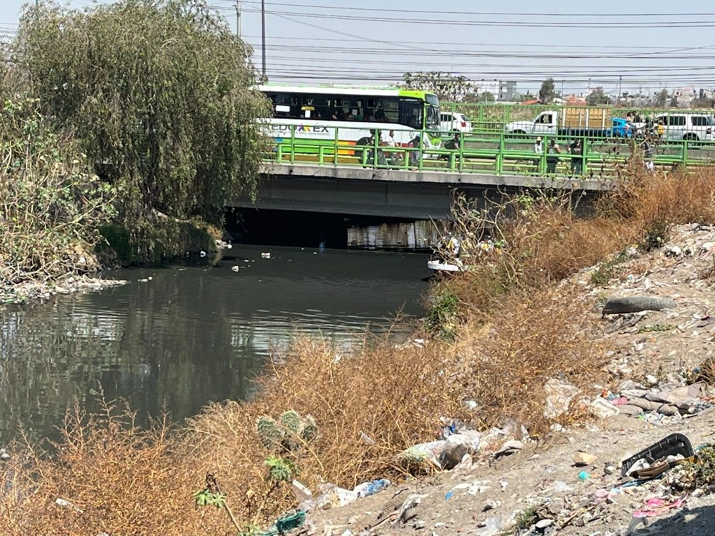 En la tercera jornada de limpieza del rio La Compañía, en Chimalhuacán, retiraron más de 400 toneladas de basura. Foto Daniel Ramón