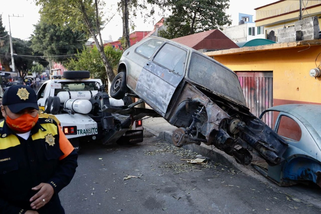 Un auto chatarra es retirado de la vía publica en Coyoacán. Foto cortesía alcaldía Coyoacán