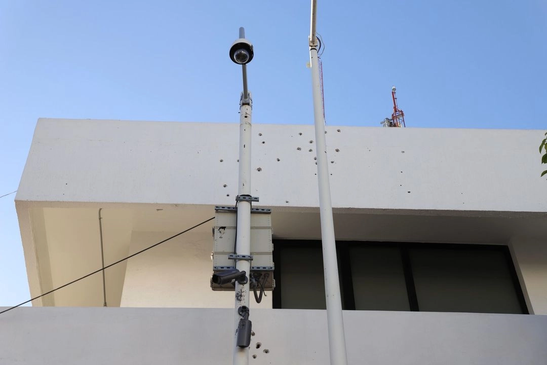 Las cámaras de vigilancia instaladas de manera ilegal, son usadas presuntamente por grupos delincuenciales para monitorear los movimientos de la policía. Foto 