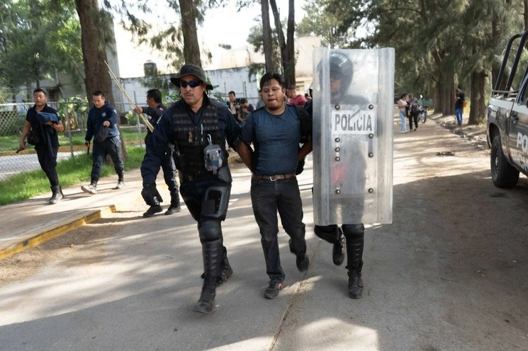 Miembros de la Sección XVIII de la CNTE se enfrentaron entre ellos por diferencia en la renovación de la su dirigencia, el 9 de marzo de 2020. Foto Cuartoscuro /Archivo