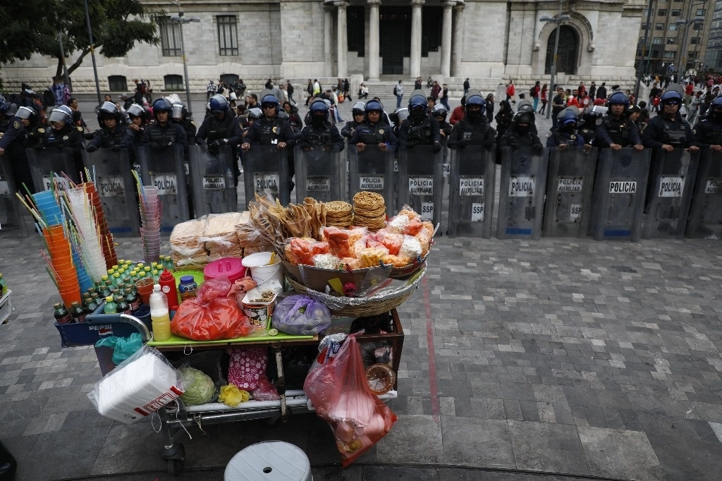 Autoridades capitalinas aseguraron que además de la explanada de Bellas Artes, se han liberado calles como 16 de Septiembre, 5 de Mayo, Madero y Tacuba del comercio ambulante. Señalaron que se mantendrán los operativos, pero sin criminalizar ni usar la fuerza pública. Foto Jorge Pablo Ángel