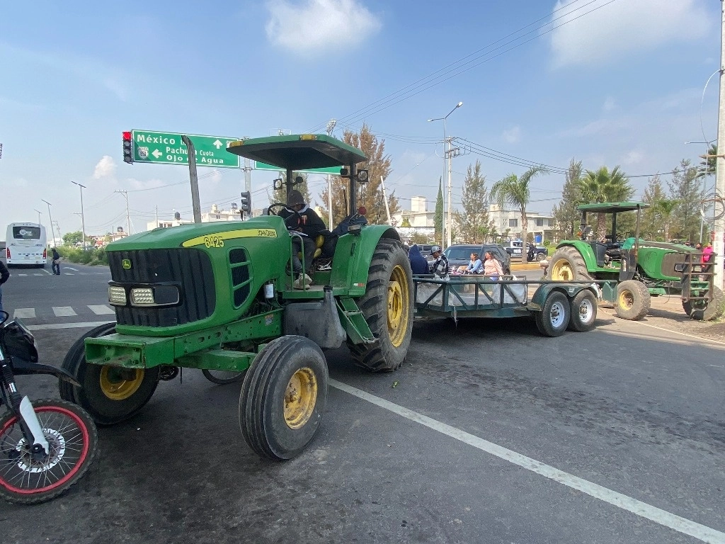 Luego de 11 horas, ejidatario de Tonanitla, Edomex retiraron el bloqueo de vía Ecatepec al AIFA. Foto Javier Salinas Cesáreo