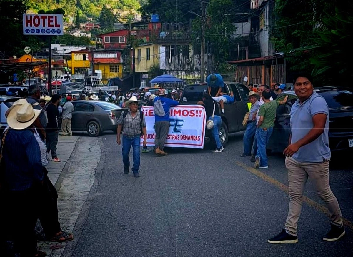 En el bloqueo participaron pobladores de 17 localidades de Chapulhuacán y 3 de Tepehuacán de Guerrero.