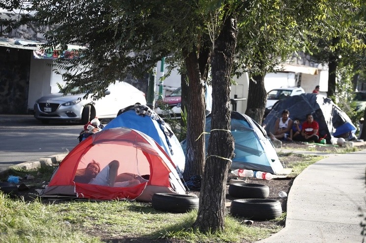 Cientos de migrantes se encuentran acampando en los alrededores de la Terminal Central de Autobuses del Norte en la Ciudad de México, el 21 de septiembre de 2023. Foto Víctor Camacho