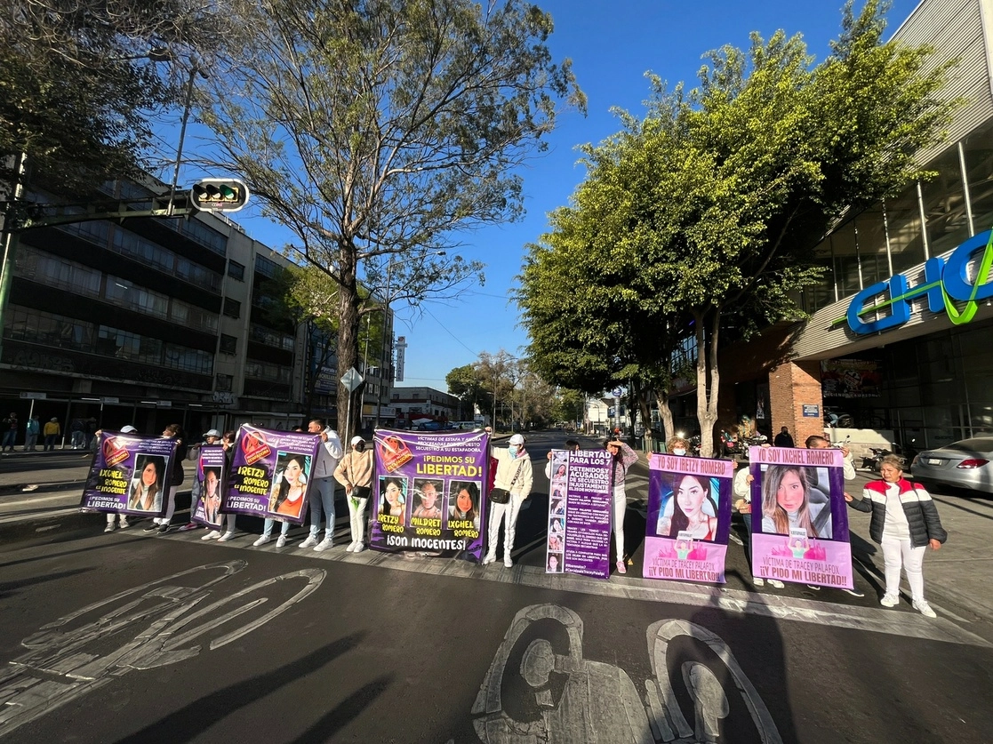 Familiares de siete personas que fueron embaucadas con boletos de Ticketmaster para distintos espectáculos y que luego fueron acusadas y detenidas por secuestrar a su estafadora, bloquean el Eje Central y Fray Servando Teresa de Mier para exigir su liberación, en la Ciudad de México, el 25 de enero de 2023. Foto Alfredo Domínguez
