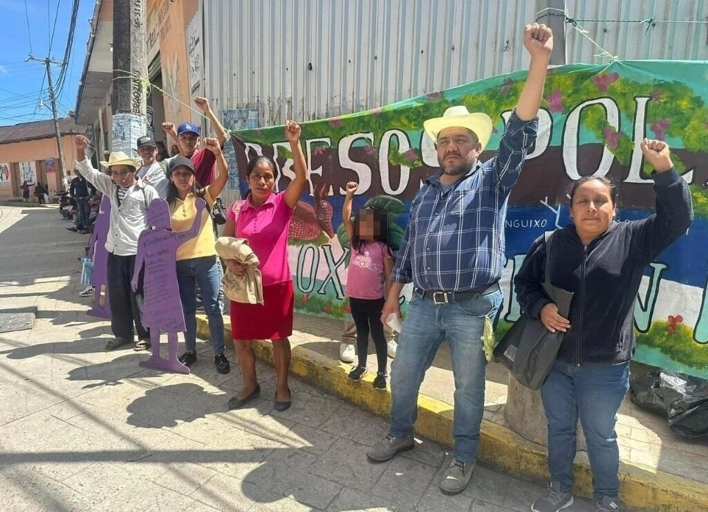 Familiares de Jaime Betanzos Fuentes y Herminio Monfil, mazatecos encarcelados desde 2014, y vecinos del municipio de Eloxochitlán de Flores Magón, Oaxaca, realizaron un mitin pacífico el jueves, en las afueras del juzgado mixto de Huautla de Jiménez a la espera de que culminara su audiencia. Foto 'La Jornada'