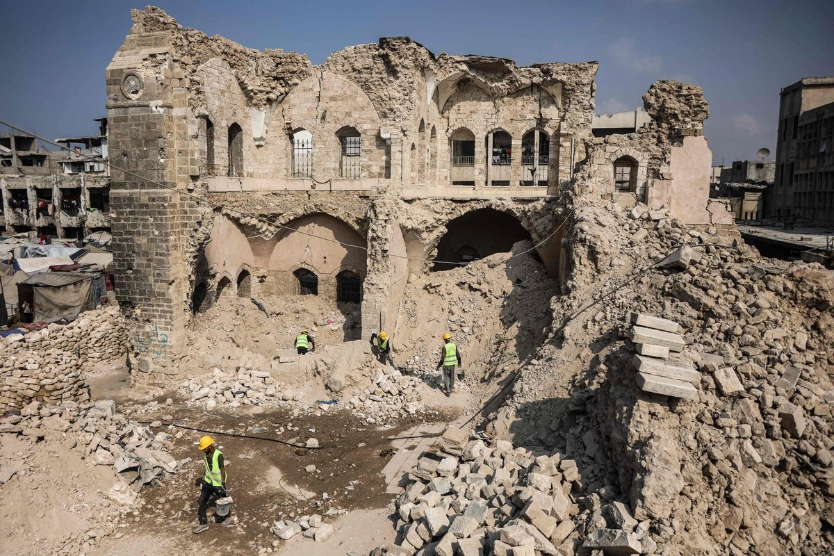 Trabajadores iniciaron las tareas de reconstrucción del Museo del Palacio del Pachá, un monumento histórico de la ciudad de Gaza y severamente dañado durante las agresiones isrealíes contra el enclave. Foto 